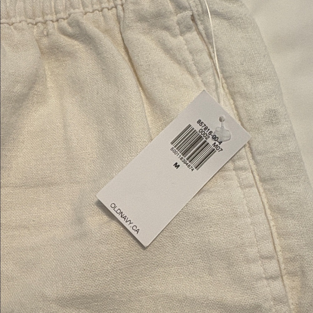 Old Navy Women’s Linen-Blend Cream Shorts, Sz M
New, with tags - Picture 3 of 3